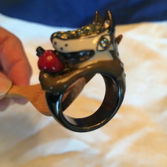 CUTE RING: Wolf with Apple Ring - Picture 2 of 7